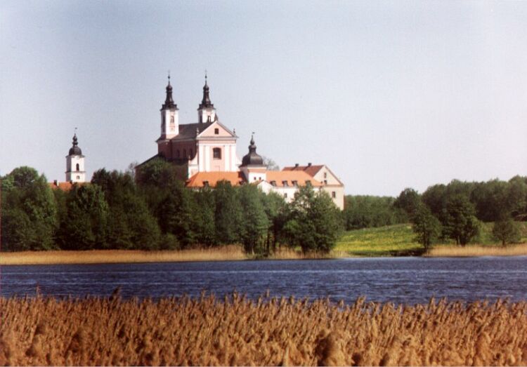 Widok na klasztor nad Wigrami