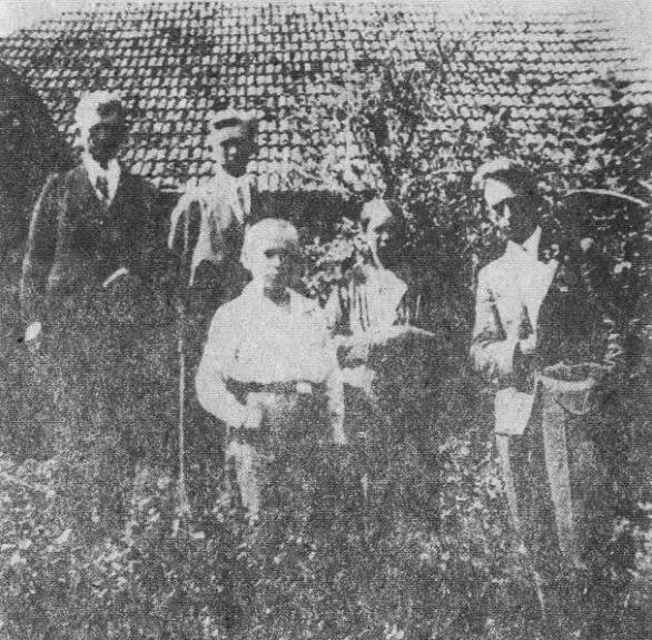 W rodzinnej Przeroli przed domem Liszewskich. Stoj od lewej: ojciec, bracia Wacaw i Bolesaw, matka, autor (1939 r.).