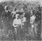 W rodzinnej Przerośli przed domem Liszewskich. Stoją od lewej: ojciec, bracia Wacław i Bolesław, matka, autor (1939 r.).