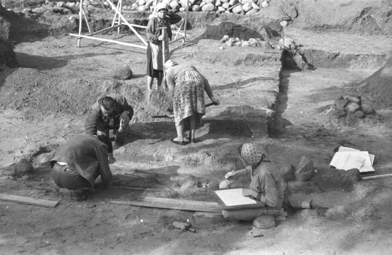 Prace archeologiczne prowadzone na cmentarzysku jawieskim w 1955 r.