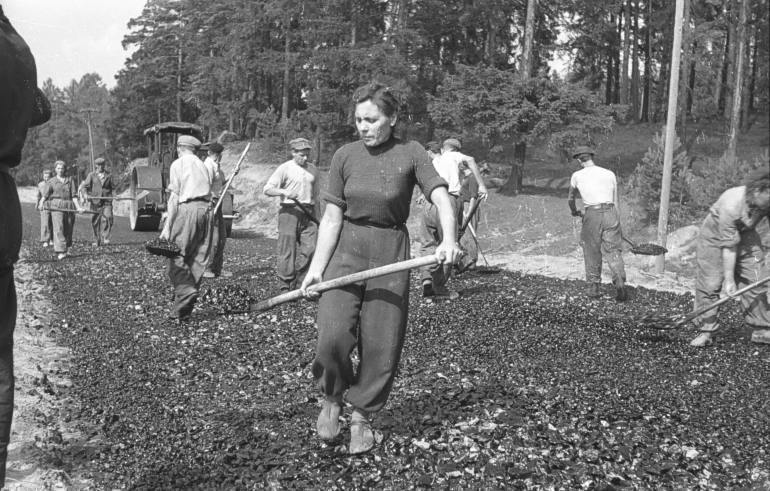 Budowa drogi Suwaki - Szypliszki, 1955 r.