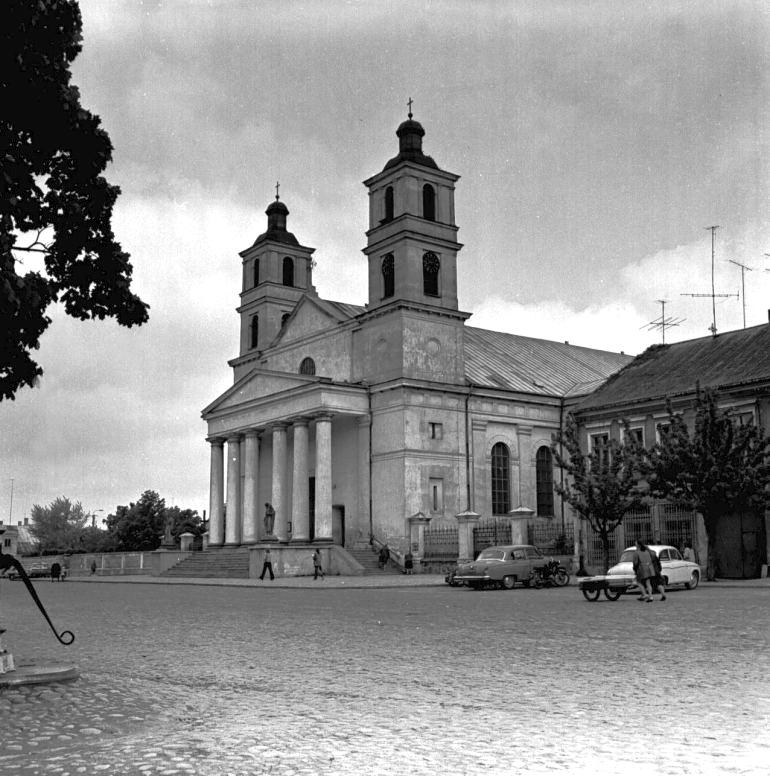 Plac J. Piłsudskiego. Kościół (obecnie katedra) zbudowany w latach 1820-25 wg projektu Chrystiana Piotra Aignera, przebudowany około1845 r. zgodnie z projektem Henryka Marconiego i rozbudowany w latach osiemdziesiątych XIX w., który imponuje fasadą i dorycką kolumnadą portyku. Przed portykiem stoją dwie rzeźby: św. Benedykta i św. Romualda.