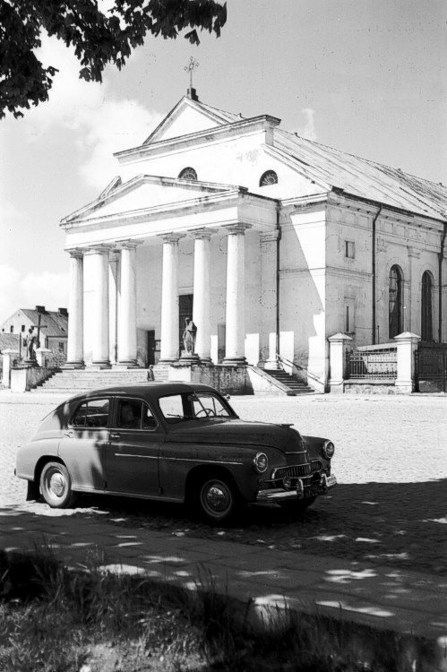 Plac J. Piłsudskiego. Kościół (obecnie katedra) zbudowany w latach 1820-25 wg projektu Chrystiana Piotra Aignera, przebudowany około1845 r. zgodnie z projektem Henryka Marconiego i rozbudowany w latach osiemdziesiątych XIX w., który imponuje fasadą i dorycką kolumnadą portyku. Przed portykiem stoją dwie rzeźby: św. Benedykta i św. Romualda.