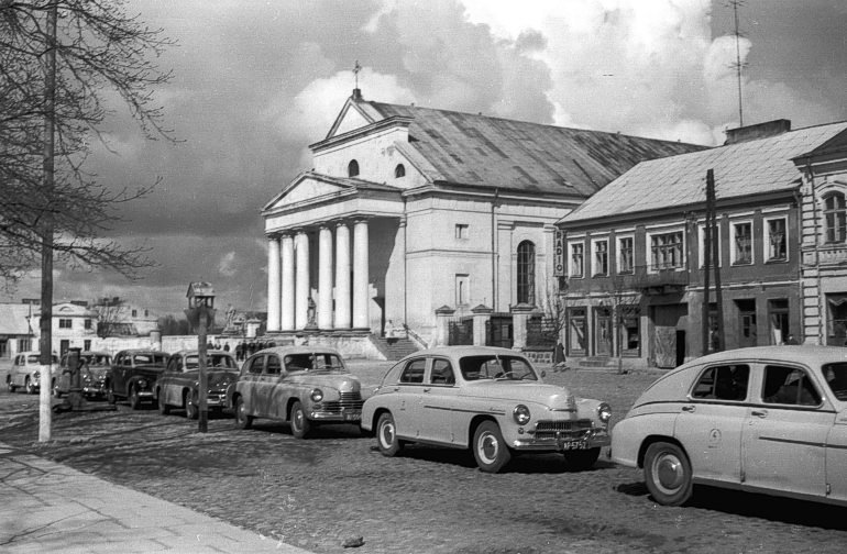 Plac J. Piłsudskiego. Kościół (obecnie katedra) zbudowany w latach 1820-25 wg projektu Chrystiana Piotra Aignera, przebudowany około1845 r. zgodnie z projektem Henryka Marconiego i rozbudowany w latach osiemdziesiątych XIX w., który imponuje fasadą i dorycką kolumnadą portyku. Przed portykiem stoją dwie rzeźby: św. Benedykta i św. Romualda.