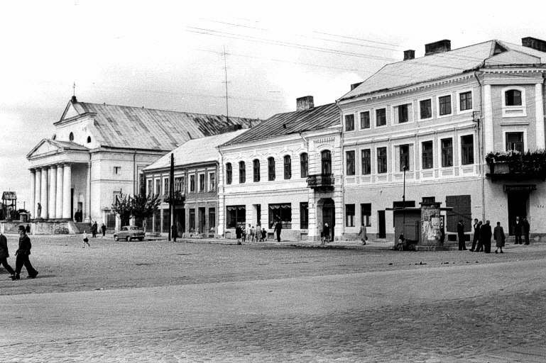 Plac J. Piłsudskiego. Kościół (obecnie katedra) zbudowany w latach 1820-25 wg projektu Chrystiana Piotra Aignera, przebudowany około1845 r. zgodnie z projektem Henryka Marconiego i rozbudowany w latach osiemdziesiątych XIX w., który imponuje fasadą i dorycką kolumnadą portyku. Przed portykiem stoją dwie rzeźby: św. Benedykta i św. Romualda.