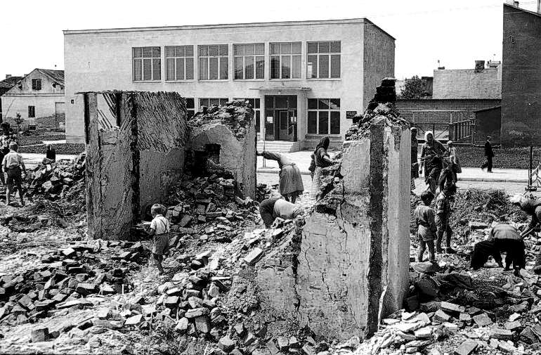 Rozbirka budynku przy Powiatowej i Miejskiej Bibliotece Publicznej. im. Marii Konopnickiej w Suwakach. 1963 r. (Widoczni na zdjciu ludzie zbieraj drzewo na opa).