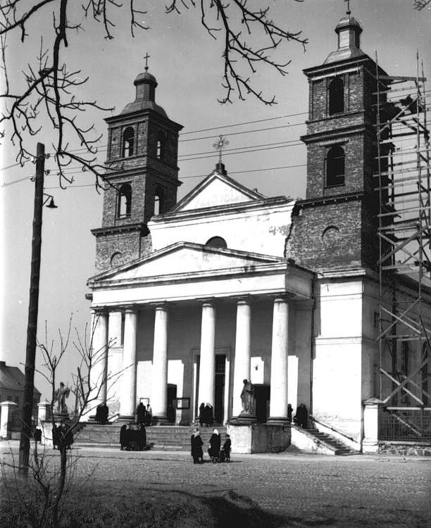 Fragment Placu Wolnoci. Widok na koci w. Aleksandra. Odbudowa wie kocielnych po zniszczeniach wojennych.