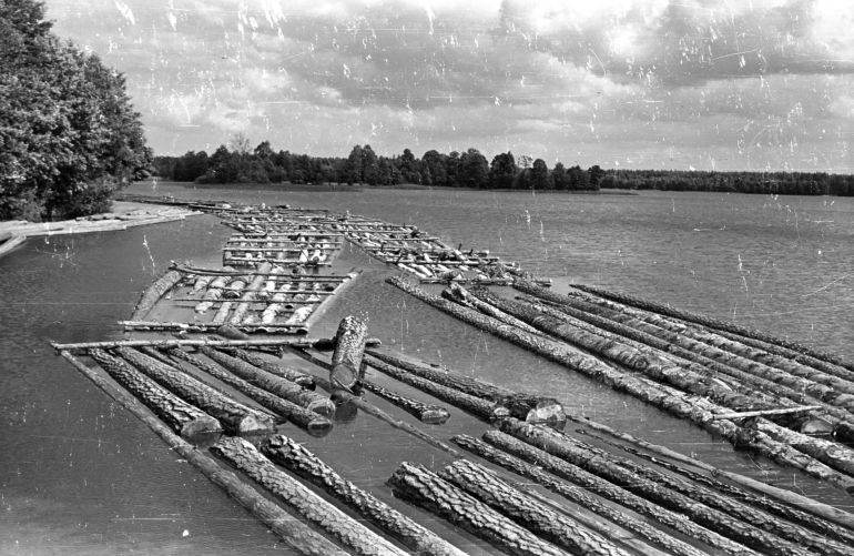 Jezioro Wigry. Byzgiel - spaw drewna na jeziorze Wigry.